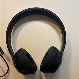 Black Wireless Over-Ear Headphones - Comfortable Noise-Isolating Design